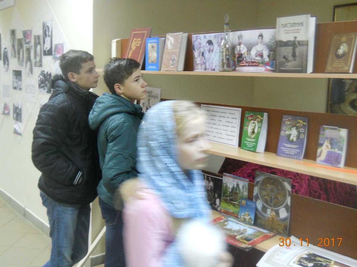 Воспитанники приюта «Надежда» посетили фотовыставку «Святые царственные страстотерпцы – идеал христианской семьи»